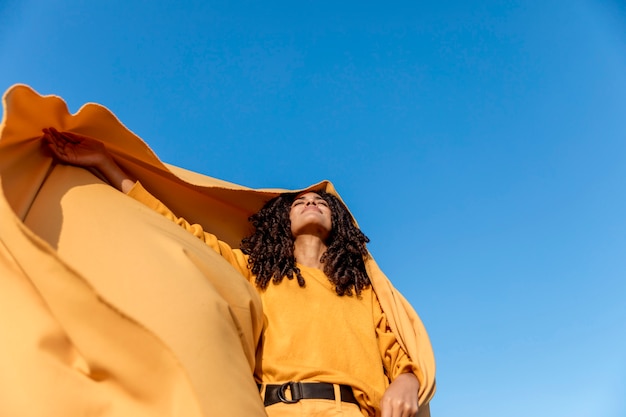 Concept de liberté avec femme tenant un tissu dans la nature