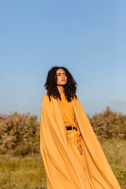 Concept de liberté avec femme tenant un tissu dans la nature