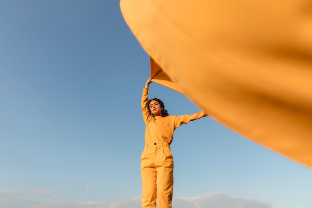 Concept de liberté avec femme tenant un tissu dans la nature