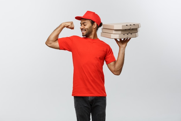 Photo gratuite concept de livraison - portrait de handsome african american pizza delivery man. isolé sur fond de studio gris. espace de copie.