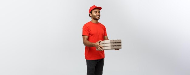 Concept de livraison Portrait of Handsome African American Pizza livreur isolé sur fond gris studio Copy Space