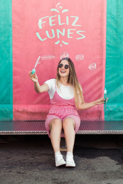 Concept de lundi heureux avec une femme souriante