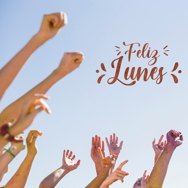 Concept de lundi heureux avec les mains en l'air