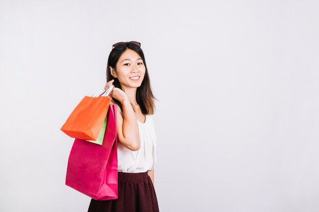 Concept de magasinage avec des sacs de tenue de femme