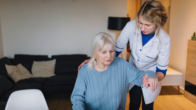 Photo gratuite concept de maison de soins infirmiers avec femme et infirmière