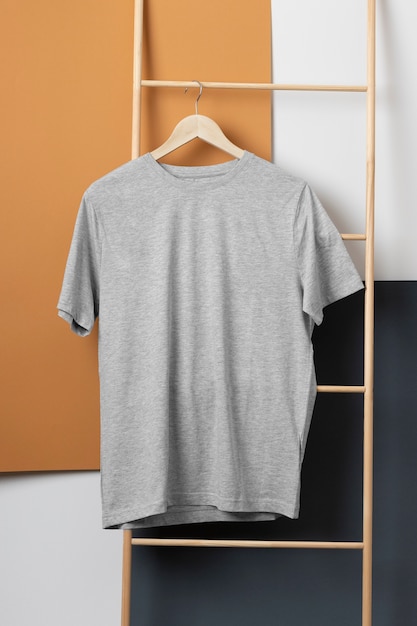 Concept de maquette de chemise avec des vêtements unis