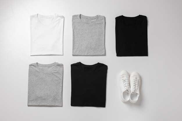 Concept de maquette de chemise avec des vêtements unis