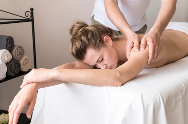 Concept de massage d'épaule en gros plan