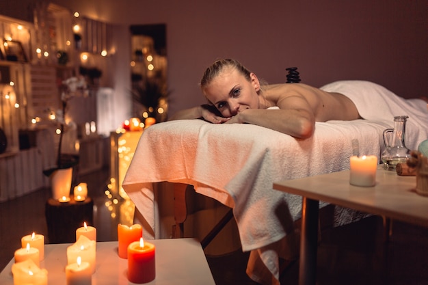 Concept de massage avec une femme et des bougies