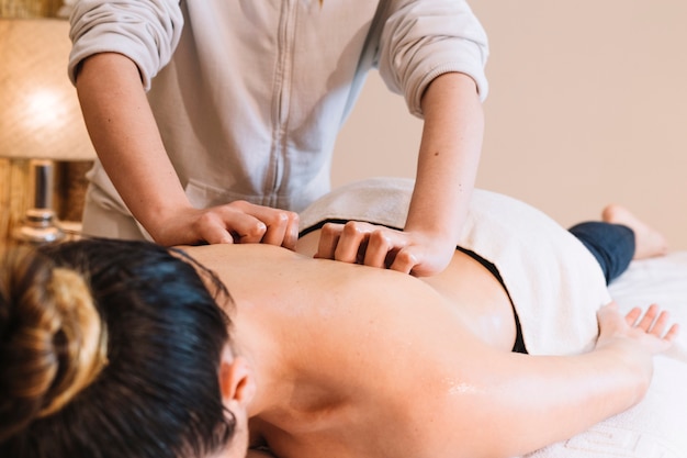 Concept de massage avec une femme détendue