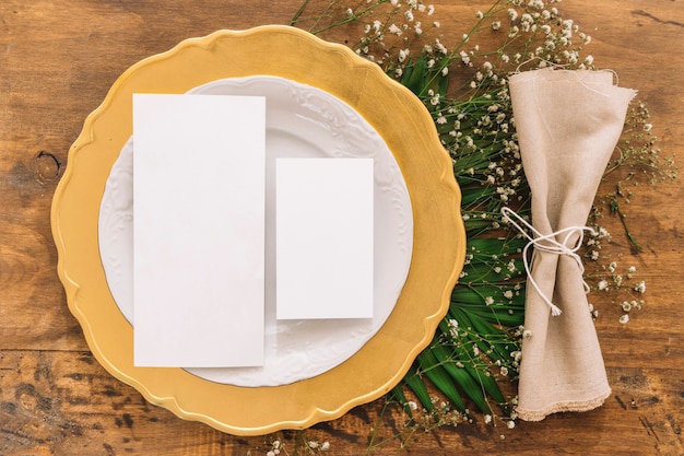 Photo gratuite concept de menu de mariage avec assiette