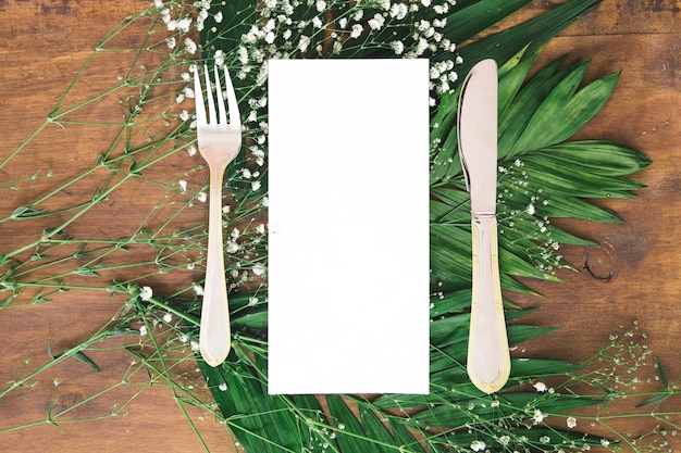 Concept de menu de mariage avec des couverts