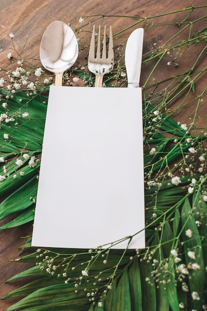 Concept de menu de mariage avec des couverts