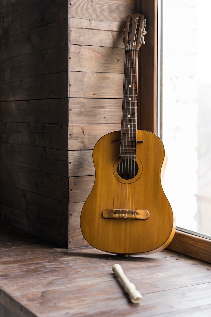 Photo gratuit concept minimaliste avec murs en bois et guitare classique