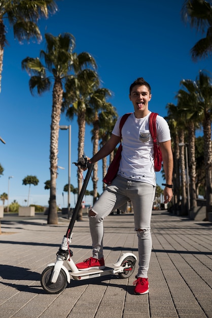 Photo gratuite concept de mode de vie d'adolescent avec scooter