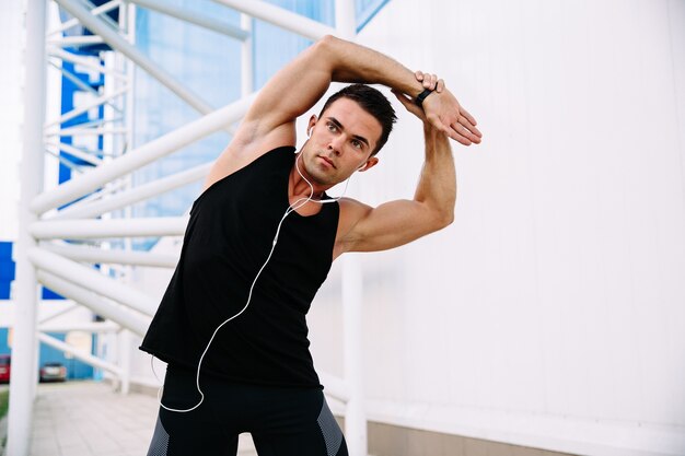 Concept de mode de vie sain et de sport. Bel homme concentré faisant des exercices d&#39;étirement