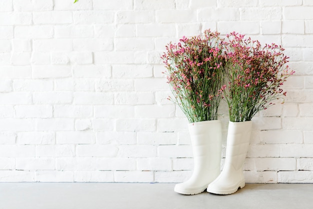 Concept de mur de bottes jardin blanc