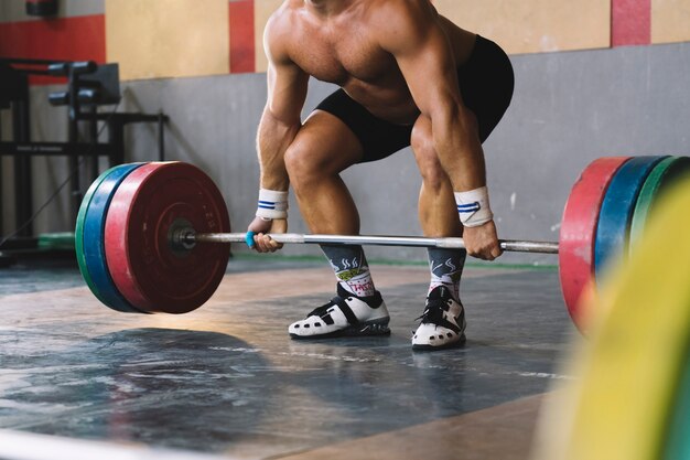 Concept de musculation avec un homme fort tenant une haltère