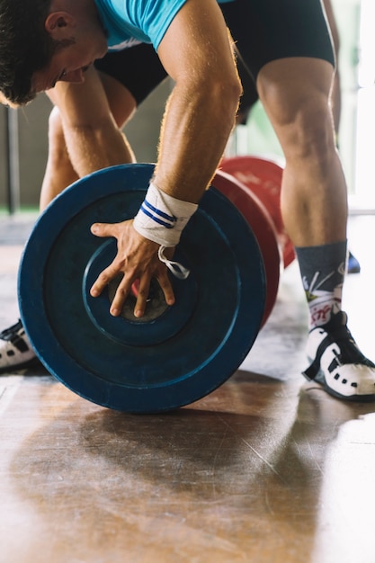 Concept de musculation avec des plaques d&#39;homme et de poids