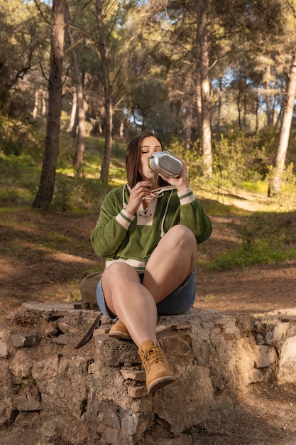 Concept de nature Wanderlust avec femme voyageur