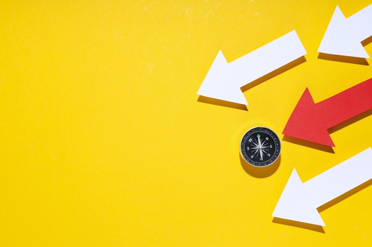 Photo gratuit concept de navigation d'entreprise avec boussole et flèches