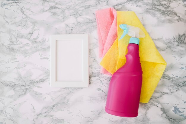 Concept de nettoyage domestique avec bouteille et cadre