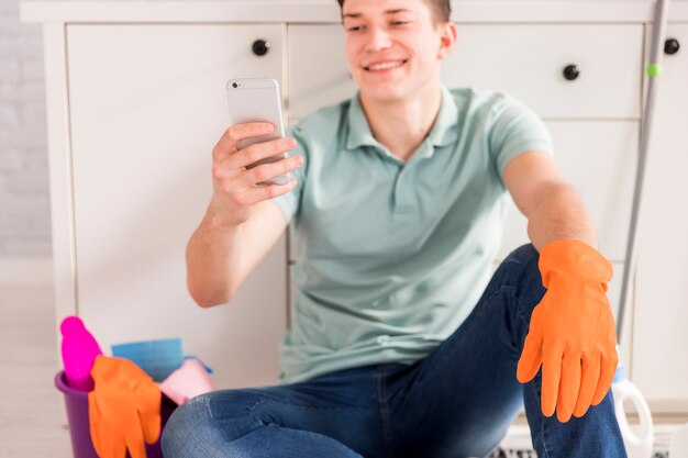 Concept de nettoyage avec homme tenant un smartphone
