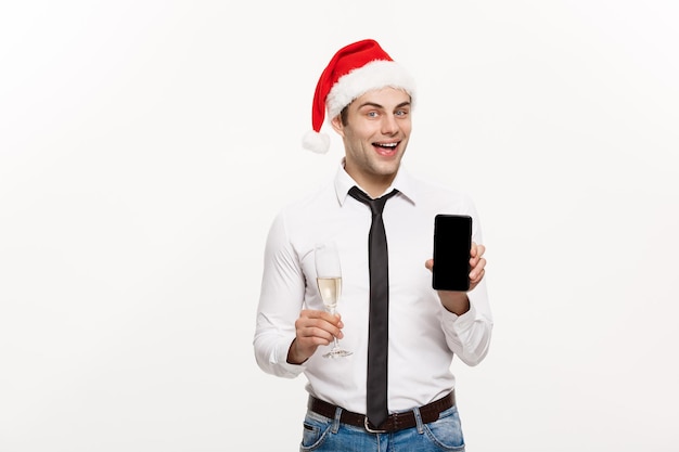 Photo gratuite concept de noël bel homme d'affaires parlant au téléphone et tenant un verre de champagne célébrant noël et le nouvel an