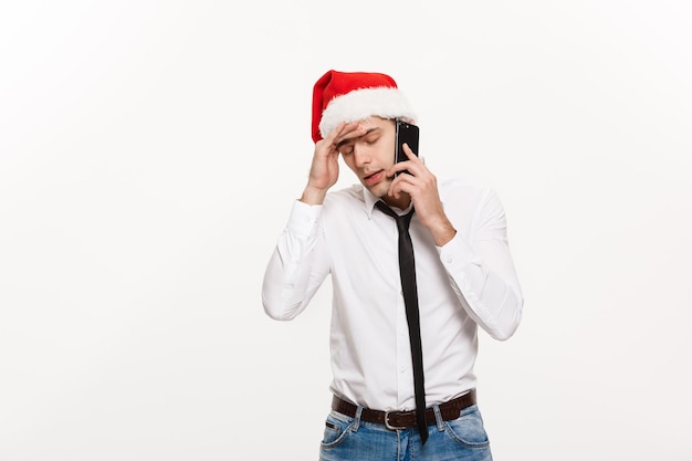Concept de Noël bel homme d'affaires stressant sérieux parler au téléphone le jour de Noël