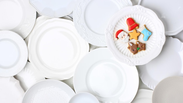 Concept De Noël Blanc Avec Des Biscuits Au Sucre Glace Du Père Noël Photo Premium