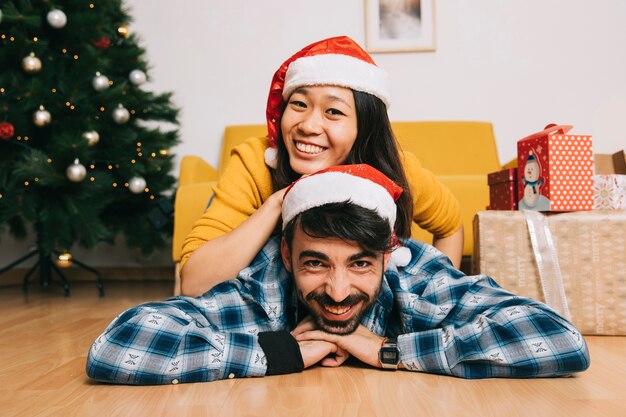 Concept de Noël avec un couple heureux à la maison