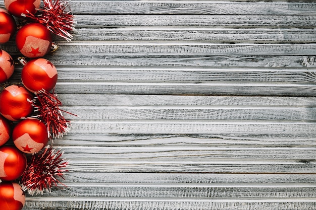 Photo gratuite concept de noël décoratif avec des boules de noël