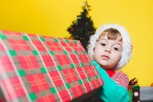 Concept de Noël avec enfant et boîte actuelle