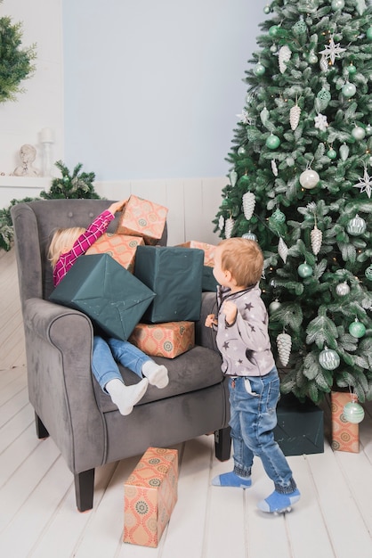Concept de Noël avec les enfants sur le canapé