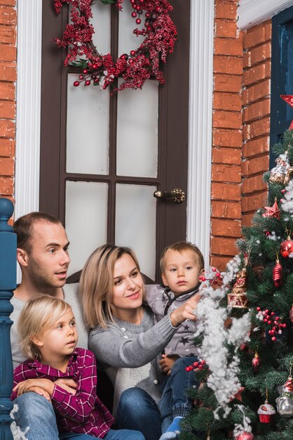 Concept de Noël avec la famille en admirant l&#39;arbre de Noël