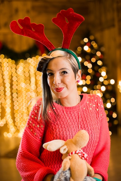 Concept de Noël avec une femme heureuse avec jouet