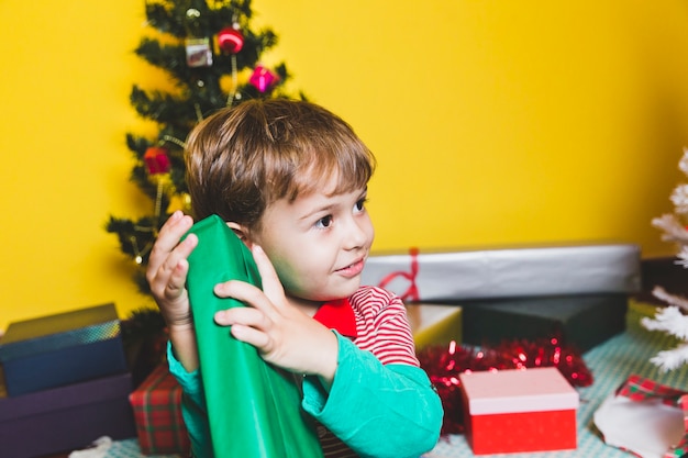 Concept de Noël avec garçon à la maison