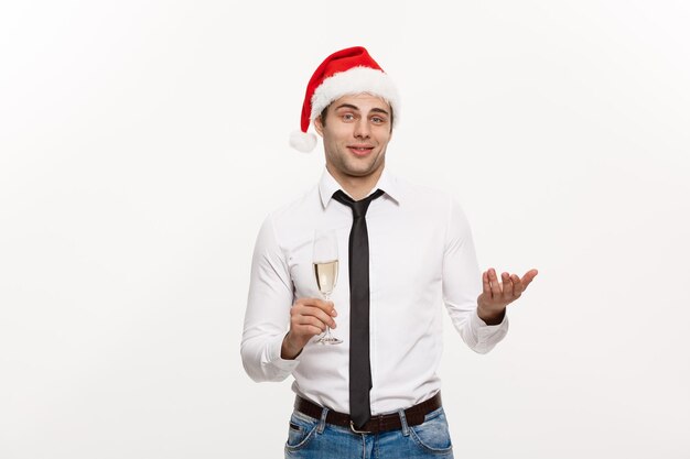 Concept de Noël Handsome Business man célébrer joyeux Noël et bonne année porter santa hat avec verre de champagne