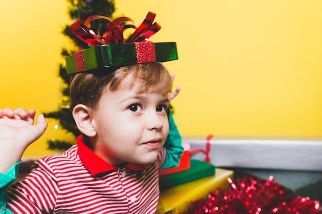 Photo gratuite concept de noël avec jeune enfant