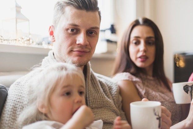 Concept de Noël avec de jeunes parents