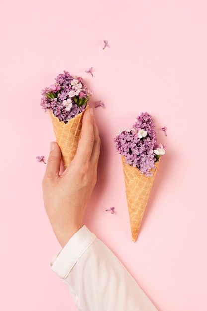 Concept de nourriture écologique élégant avec des fleurs dans un cornet de crème glacée