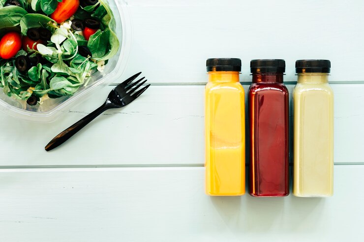 Photo gratuit concept de nourriture saine avec des jus et de la salade