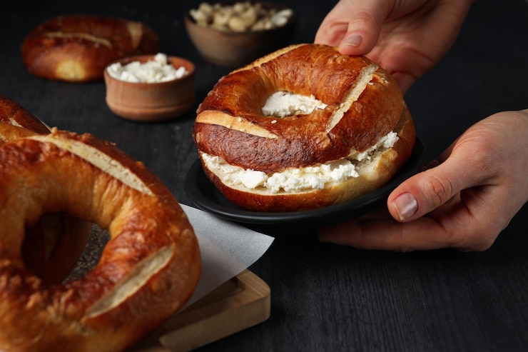 Photo gratuit concept de nourriture savoureuse et bagel de boulangerie savoureux