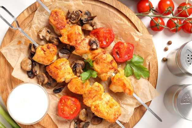 Concept de nourriture savoureuse avec du poulet shashlik sur fond blanc