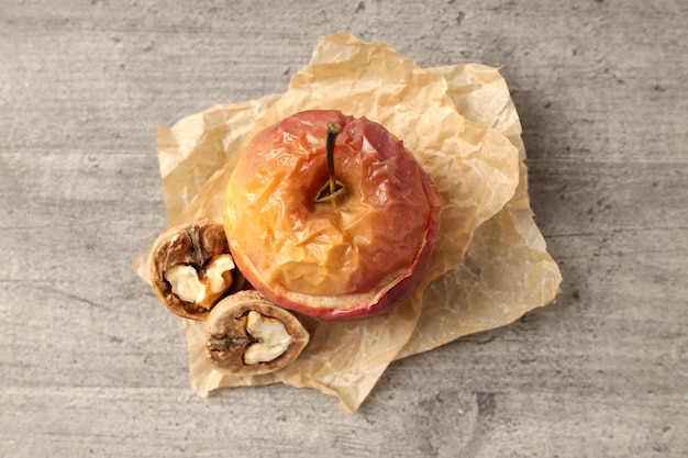 Concept de nourriture savoureuse avec pomme au four sur fond texturé gris