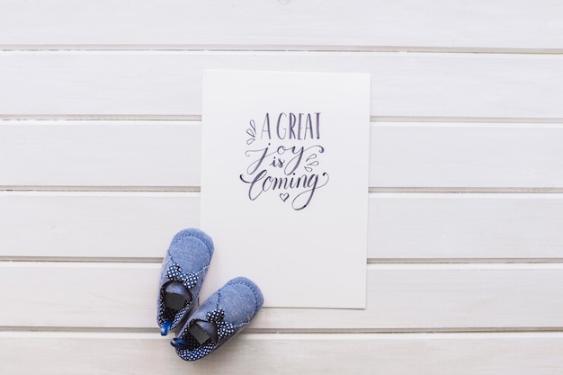 Photo gratuite concept nouveau-né avec du papier et des chaussures