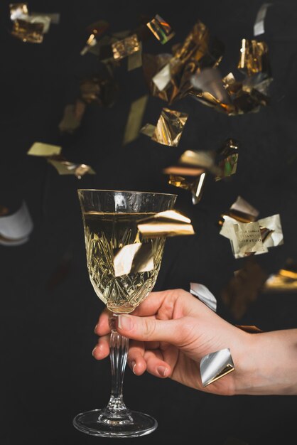 Concept de nouvel an avec élégant verre de champagne