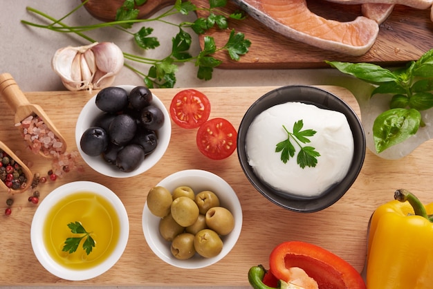 Concept de nutrition équilibrée pour une alimentation saine régime méditerranéen flexitarien Vue de dessus à plat. Nutrition, concept de nourriture propre. Plan de régime avec des vitamines et des minéraux. Saumon, mélanger les légumes.