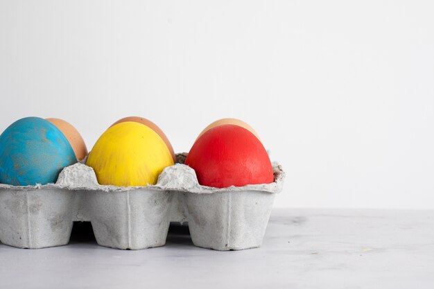 Concept d'oeufs de Pâques colorés traditionnels