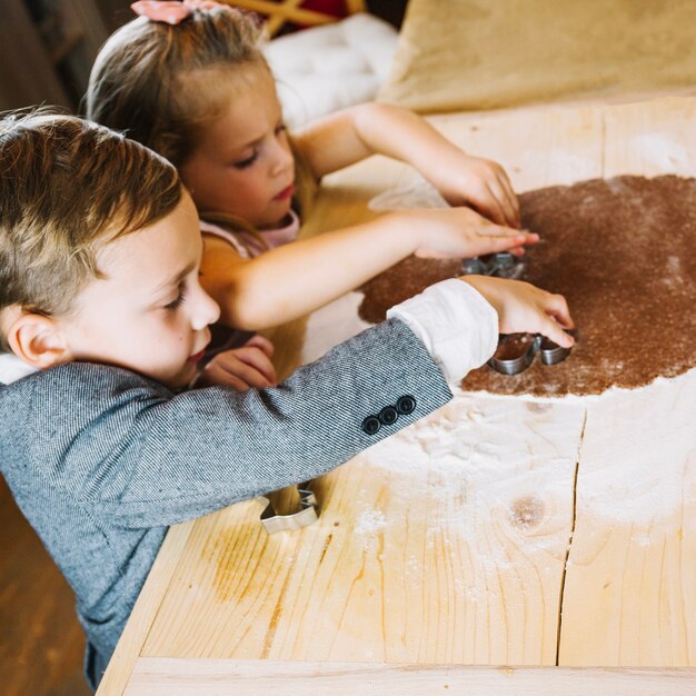 Concept de pain d&#39;épice avec deux enfants